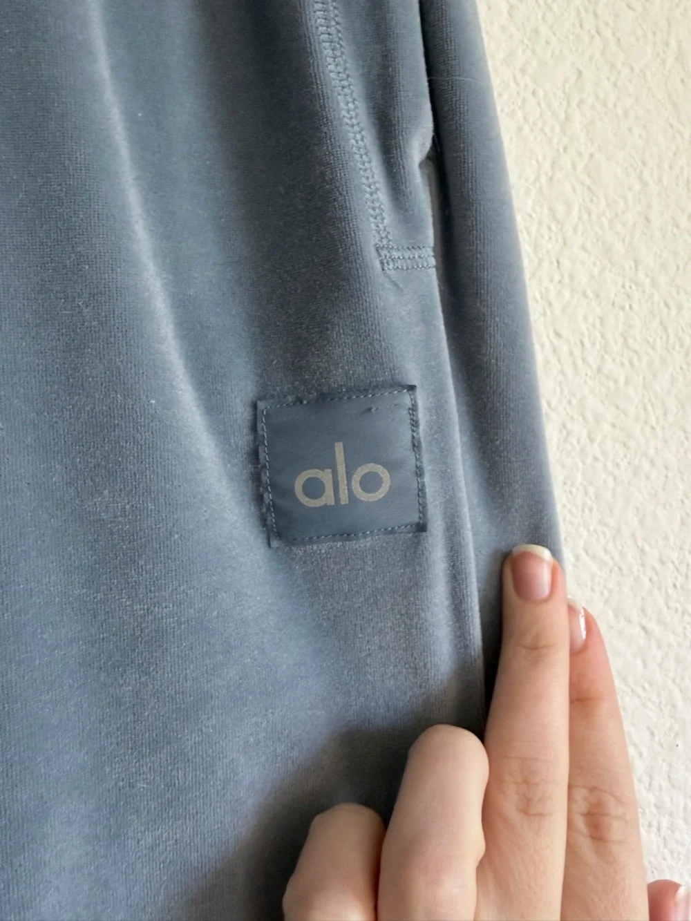 ALO Yoga Glimmer Sweatpants Size Small - Picture 2 of 5